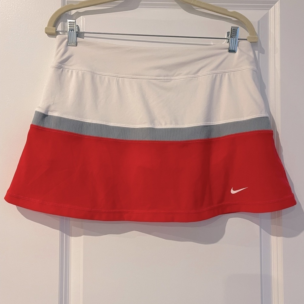 Nike like new tennis skirt fits more like a large